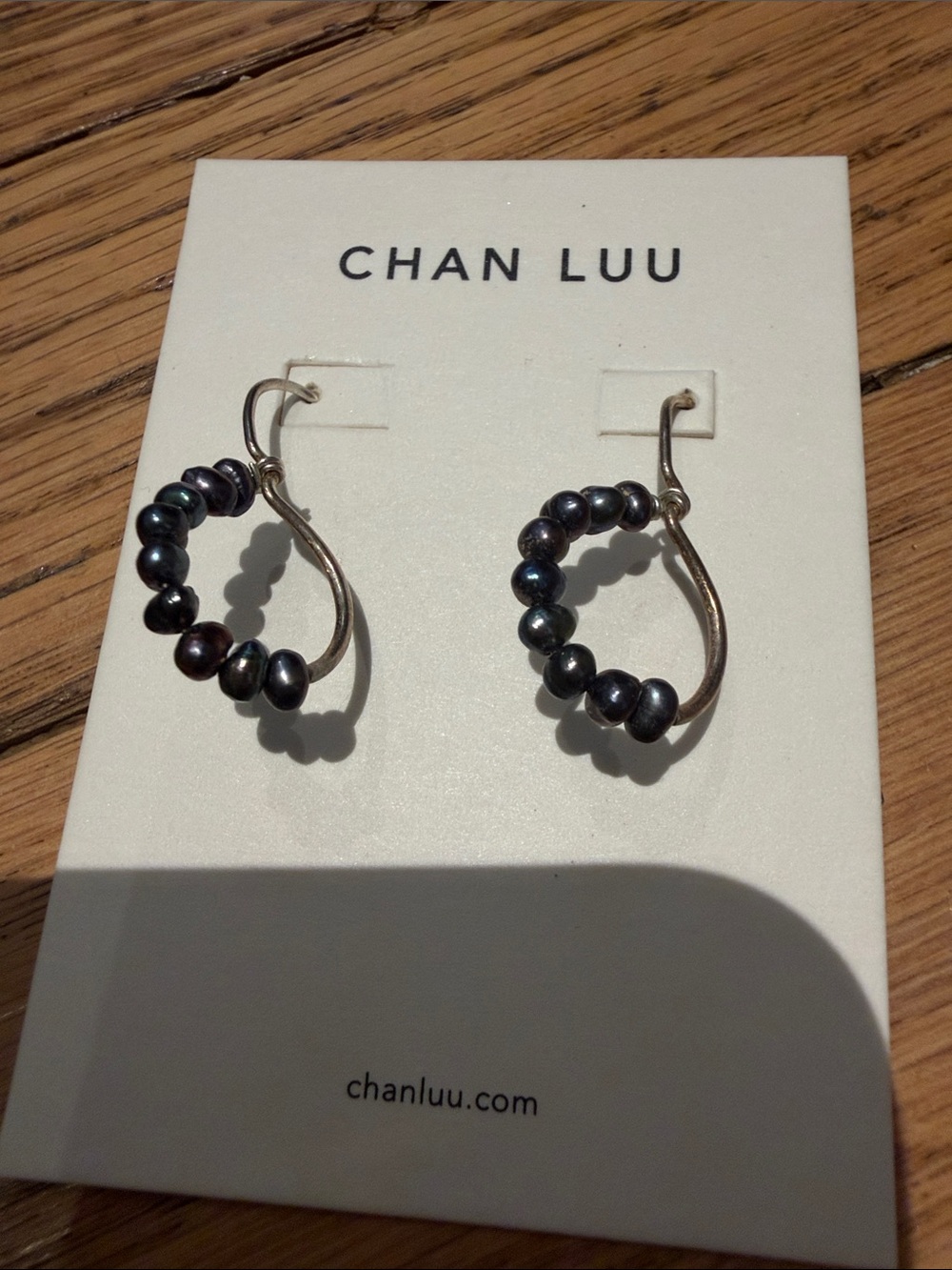 CHAN LUU Black Pearl Twisted Hoop Earrings - Picture 3 of 4